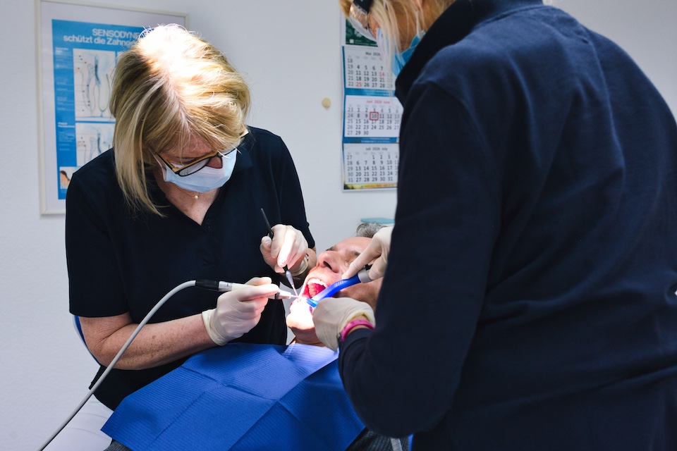 Zahnärztin Dr. Yvonne Weber Zahnarztbehandlung Patient