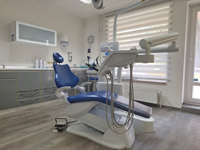 Behandlungszimmer Zahnärztin Dr. Yvonne Weber in Lübeck
