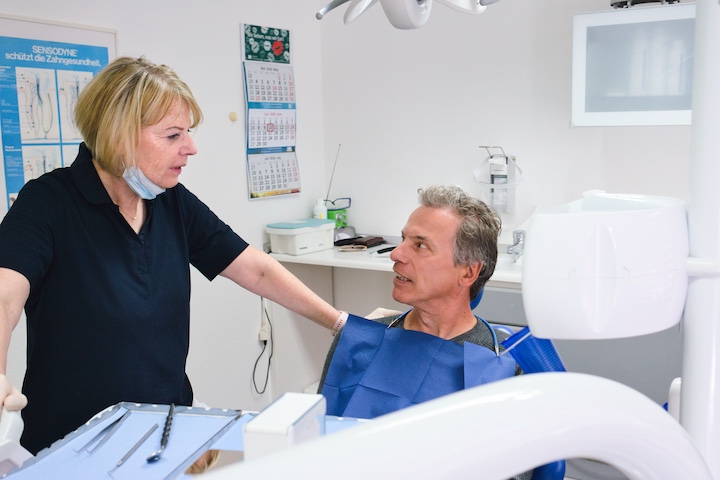 Zahnärztin Dr. Yvonne Weber mit Zahnarzt-Patient Zahnarztpraxis Hansestrasse in Lübeck